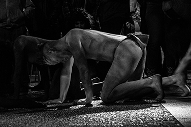 Loinclothed hobby; Obr�zek dne - the picture od the day - �awa rel - Butoh performer