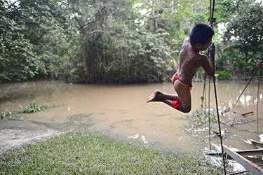 Loinclothed hobby; Obr�zek dne - the picture od the day - �awa rel - Embera boy