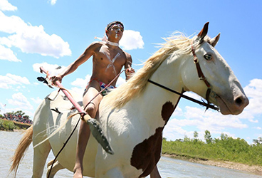 Loinclothed hobby; Obr�zek dne - the picture od the day - �awa rel - Photo by Bronte Whittpenn, Little Bighorn Reenactment in Montana, 2017