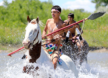 Loinclothed hobby; Obr�zek dne - the picture od the day - �awa rel - Photo by Bronte Whittpenn, Little Bighorn Reenactment in Montana, 2017