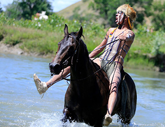 Loinclothed hobby; Obr�zek dne - the picture od the day - �awa rel - Photo by Bronte Whittpenn, Little Bighorn Reenactment in Montana, 2017