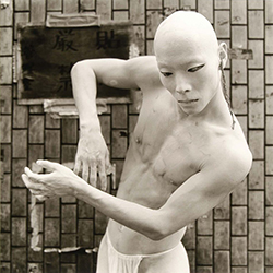 Loinclothed hobby; Obr�zek dne - the picture od the day - �awa rel - Butoh dancer