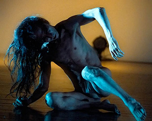 Loinclothed hobby; Obr�zek dne - the picture od the day - �awa rel - Butoh, Mi hitotsu, 2014 