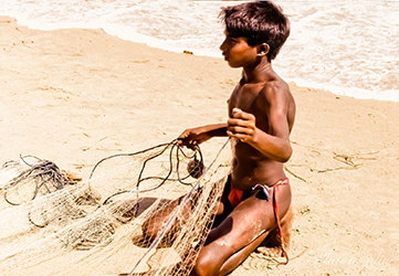 Loinclothed hobby; Obr�zek dne - the picture od the day - �awa rel - Indian Fisherboys - native style of loincloths of India 4/6  