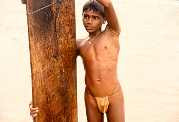 Loinclothed hobby; Obr�zek dne - the picture od the day - �awa rel - Indian Fisherboys -  native style of loincloths of India 4/6 