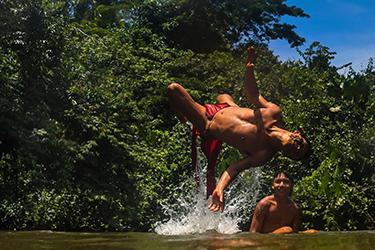 Loinclothed hobby; Obr�zek dne - the picture od the day - �awa rel - Waiapi men enjoy the Feliz river...