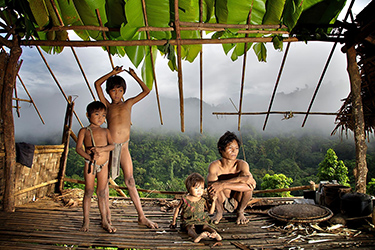 Loinclothed hobby; Obr�zek dne - the picture od the day - �awa rel - Alegra Ally, Tau't Batu tribe