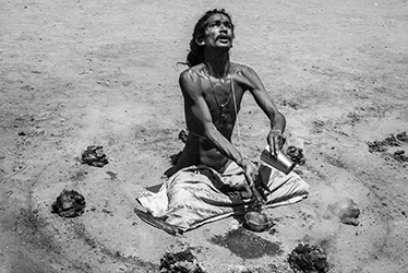 Loinclothed hobby; Obr�zek dne - the picture od the day - �awa rel - Photo by Prema Goet, India, Dhuni Tapasya