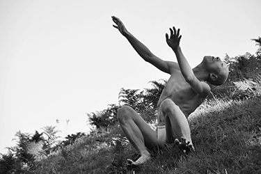 Loinclothed hobby; Obr�zek dne - the picture od the day - �awa rel - Balade But� - 2012,  Cairn de Gavrinis, Larmor Baden, Gyohei Zaitsu