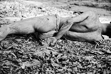 Loinclothed hobby; Obr�zek dne - the picture od the day - �awa rel -  Photo by Ralph Louzon - Butoh, Gyohei Zaitsu