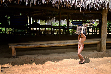 Loinclothed hobby; Obr�zek dne - the picture od the day - �awa rel -  Photo by Cristina Olteanu,  Embera boy, Panama