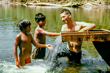 Loinclothed hobby; Obr�zek dne - the picture od the day - �awa rel -  Searching for Gold in the Jungles of Panama