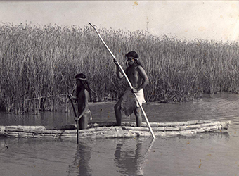Loinclothed hobby; Obr�zek dne - the picture od the day - �awa rel -  Ohlone natives