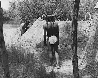 Loinclothed hobby; Obr�zek dne - the picture od the day - �awa rel -  Ready for a sweat lodge, a ceremonial sauna. 
