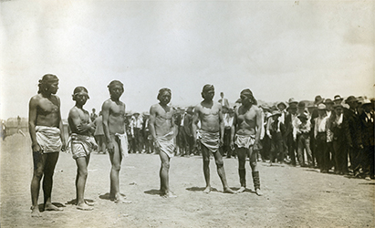 Loinclothed hobby; Obr�zek dne - the picture od the day - �awa rel -  Six Indians ready for a footrace,  Simeon Schwemberge 