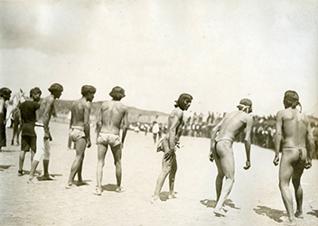 Loinclothed hobby; Obr�zek dne - the picture od the day - �awa rel -  Loinclothed racers at the starting line,  Simeon Schwemberge