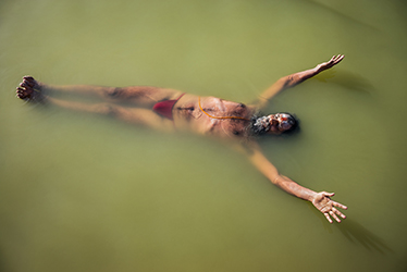Loinclothed hobby; Obr�zek dne - the picture od the day - �awa rel - Photo by Andy Richter, On the Shira River, Kumbh Mela