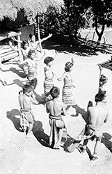 Loinclothed hobby; Obr�zek dne - the picture od the day - �awa rel - 	Philippines, tattooed Igorot women on northern Luzon island