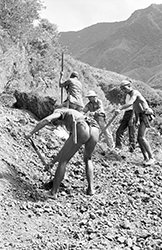 Loinclothed hobby; Obr�zek dne - the picture od the day - �awa rel - PPhilippines, men clearing rocks at Cordillera Central Mountains in Banaue