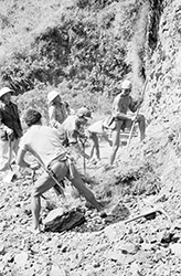 Loinclothed hobby; Obr�zek dne - the picture od the day - �awa rel - Philippines, Igorot men clearing rocks on northern Luzon island