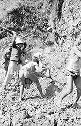 Loinclothed hobby; Obr�zek dne - the picture od the day - �awa rel - Philippines, Igorot men clearing rocks on northern Luzon island