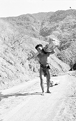 Loinclothed hobby; Obr�zek dne - the picture od the day - �awa rel - Philippines, Igorot man on road at Cordillera Central Mountains on northern Luzon island