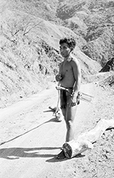 Loinclothed hobby; Obr�zek dne - the picture od the day - �awa rel - Philippines, Igorot man on road at Cordillera Central Mountains on northern Luzon island