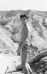 Loinclothed hobby; Obr�zek dne - the picture od the day - �awa rel - Philippines, Igorot man on road at Cordillera Central Mountains on northern Luzon island