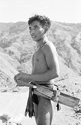 Loinclothed hobby; Obr�zek dne - the picture od the day - �awa rel - Philippines, Igorot man on road at Cordillera Central Mountains on northern Luzon island