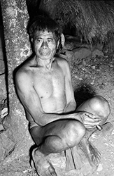 Loinclothed hobby; Obr�zek dne - the picture od the day - �awa rel - Philippines, Igorot man during House of Courtship ritual on northern Luzon island