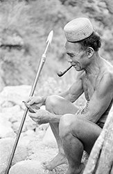 Loinclothed hobby; Obr�zek dne - the picture od the day - �awa rel - Philippines, Igorot man smoking on northern Luzon island