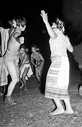 Loinclothed hobby; Obr�zek dne - the picture od the day - �awa rel - Philippines, Headhunter Dance performance in Bontoc