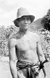 Loinclothed hobby; Obr�zek dne - the picture od the day - �awa rel - Philippines, tattooed Igorot man on northern Luzon island