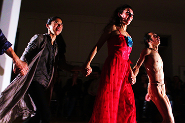 Loinclothed hobby; Obr�zek dne - the picture od the day - �awa rel - Butoh, Atsushi Takenouchi - Hano no inochi - Flower's life