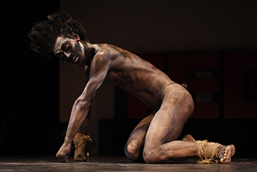 Loinclothed hobby; Obr�zek dne - the picture od the day - �awa rel - Butoh, Taketeru Kudo, 2013