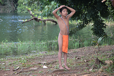 Loinclothed hobby; Obr�zek dne - the picture od the day - �awa rel - Embera boy