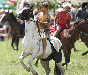 Loinclothed hobby; Obr�zek dne - the picture od the day - �awa rel - Bethany Baker, Crow Agency, Crow Native Days, 2018