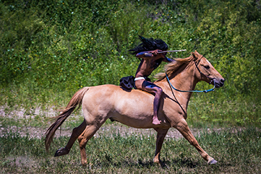 Loinclothed hobby; Obr�zek dne - the picture od the day - �awa rel - Lakota Warrior Riding Bareback