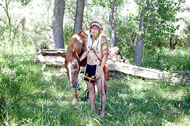 Loinclothed hobby; Obr�zek dne - the picture od the day - �awa rel - Photo by Celia Talbot Tobin, Crow Agency, Montana