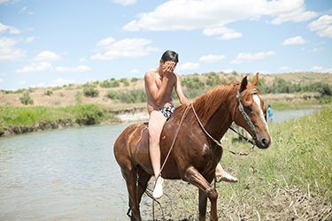 Loinclothed hobby; Obr�zek dne - the picture od the day - �awa rel - Photo by Celia Talbot Tobin, Crow Agency, Montana