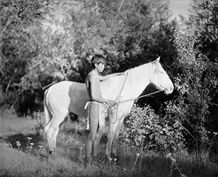 Loinclothed hobby; Obr�zek dne - the picture od the day - �awa rel - Lee Moorhouse photographs, Cayuse Indian boys stripped for racing with horses