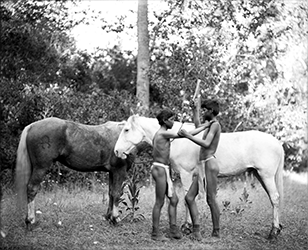 Loinclothed hobby; Obr�zek dne - the picture od the day - �awa rel - Lee Moorhouse photographs, Cayuse Indian boys stripped for racing with horses