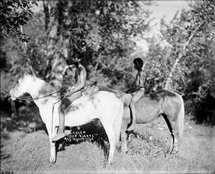 Loinclothed hobby; Obr�zek dne - the picture od the day - �awa rel - Lee Moorhouse photographs, Cayuse Indian boys stripped for racing with horses