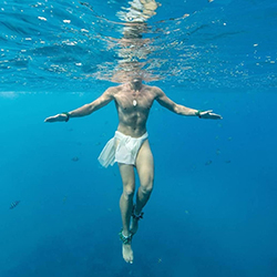 Loinclothed hobby; Obr�zek dne - the picture od the day - �awa rel - Swimming in Hawaii waters, loinclothed