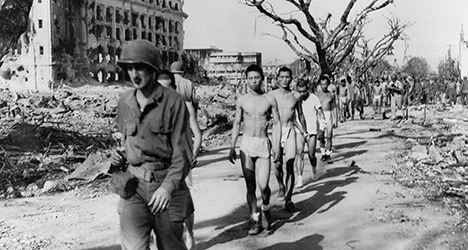 Loinclothed hobby; Obr�zek dne - the picture od the day - �awa rel - Japanese prisoners guarded by Americans Philippines, 1945