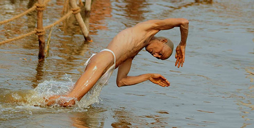 Loinclothed hobby; Obr�zek dne - the picture od the day - �awa rel - Photo by Sanjay Kanojia, Sadhu man