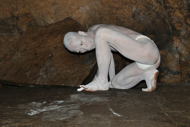 Loinclothed hobby; Obr�zek dne - the picture od the day - �awa rel ~ Butoh, hearing the rock