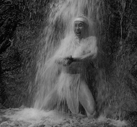 Loinclothed hobby; Obr�zek dne - the picture od the day - �awa rel - Ajari priest of white loincloth,  fired up in the waterfall purification