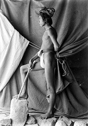 Loinclothed hobby; Obr�zek dne - the picture od the day - �awa rel - Loincothed, vintage, Bali 