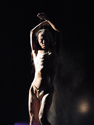 Loinclothed hobby; Obr�zek dne - the picture od the day - �awa rel - Atsushi Takenouchi, Butoh dance